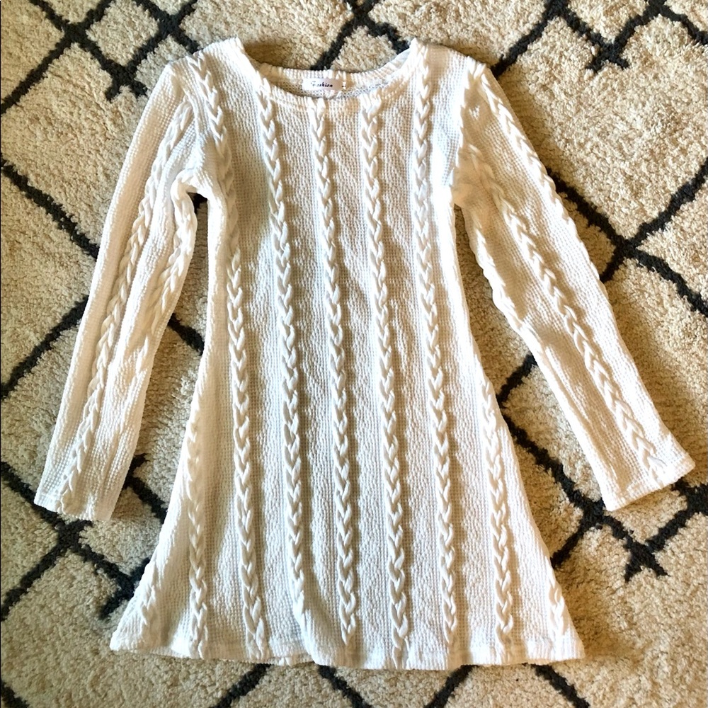 L Long-sleeved white sweater dress